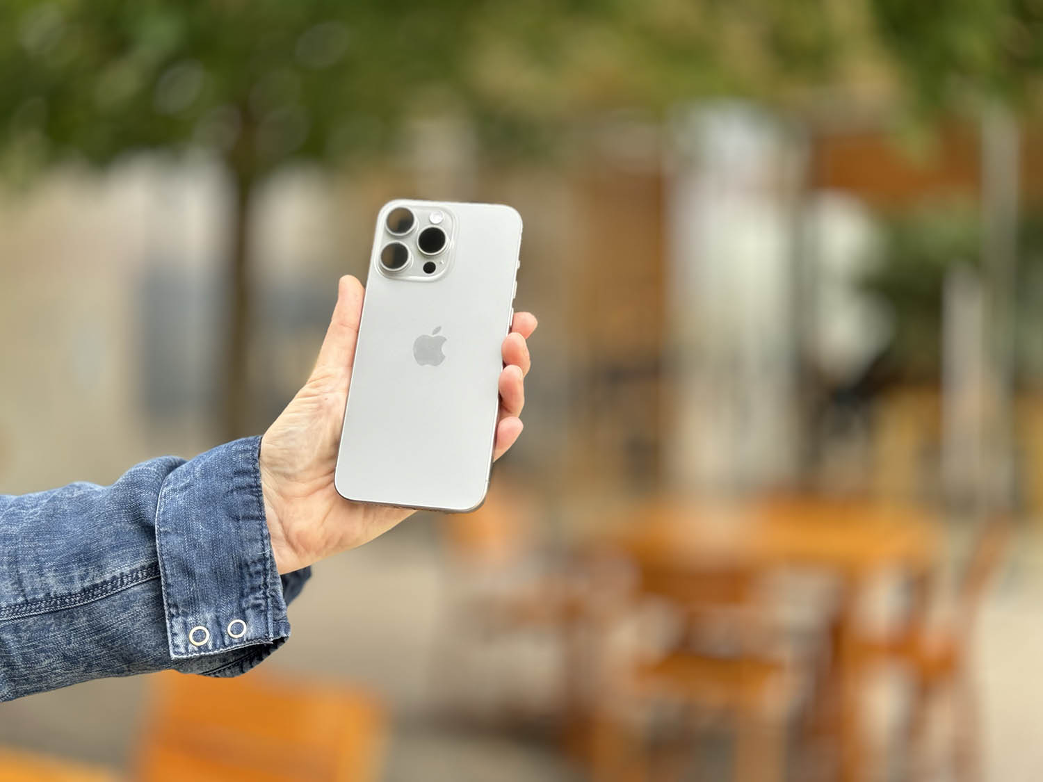iPhone 15 Pro Max in de hand