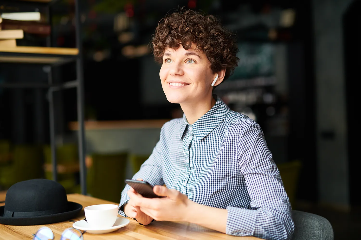 Vrouw met AirPods